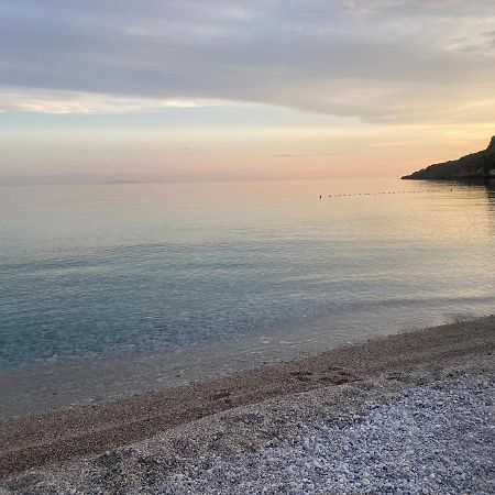 Wave N' Sea Apartments Himare Exterior photo